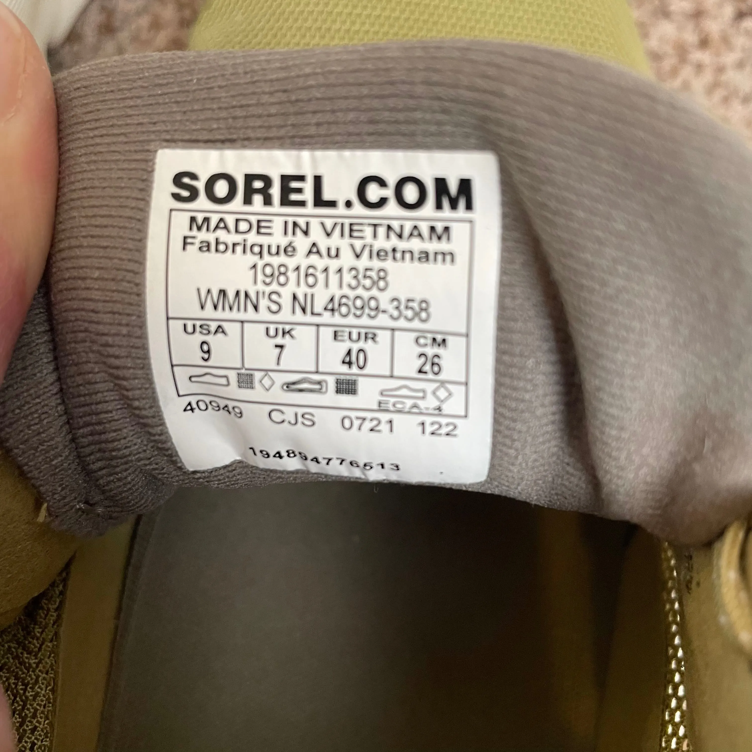Sorel | Women's Green and Pink Kinetic Rnegd Float Sneakers | Size: 9