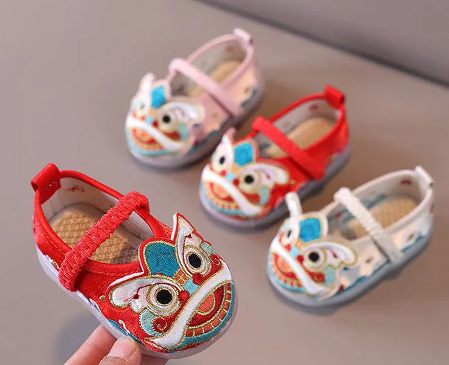 Tiger Head Designed Traditional Girls' Chinese Embroidery Shoes Dancing Shoes